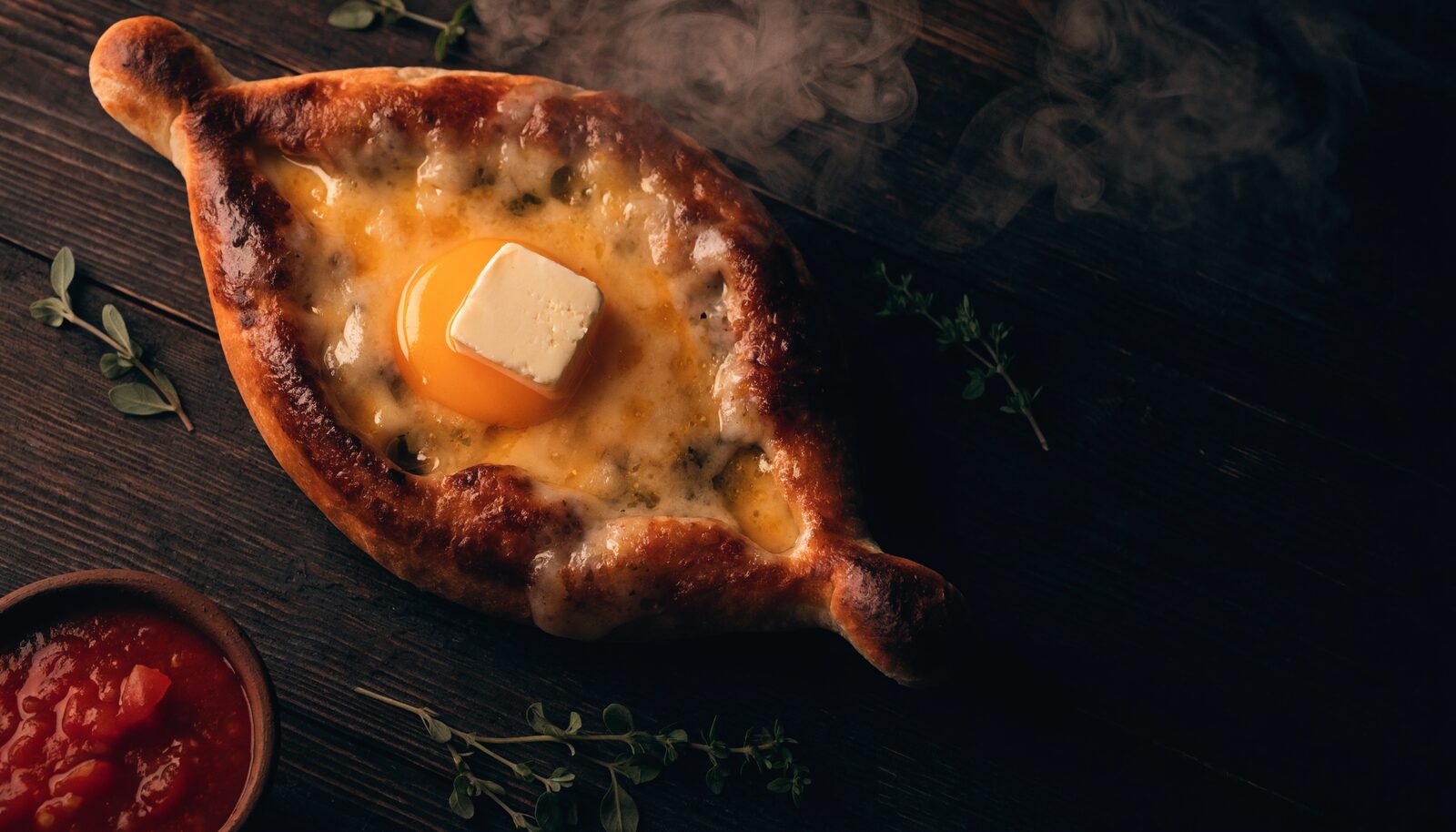 Adjaruli Chatschapuri, Käsebrot in Bootsform mit Ei und Butter